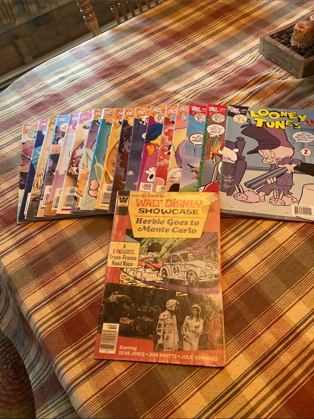 DC Looney Tunes comic books (17) and 1 Walt Disney showcase comic book